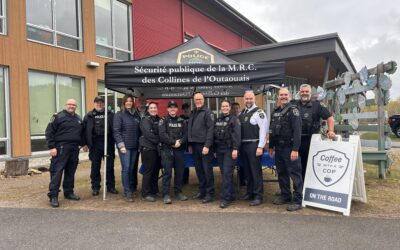 CAFÉ AVEC UN POLICIER SUR LA ROUTE